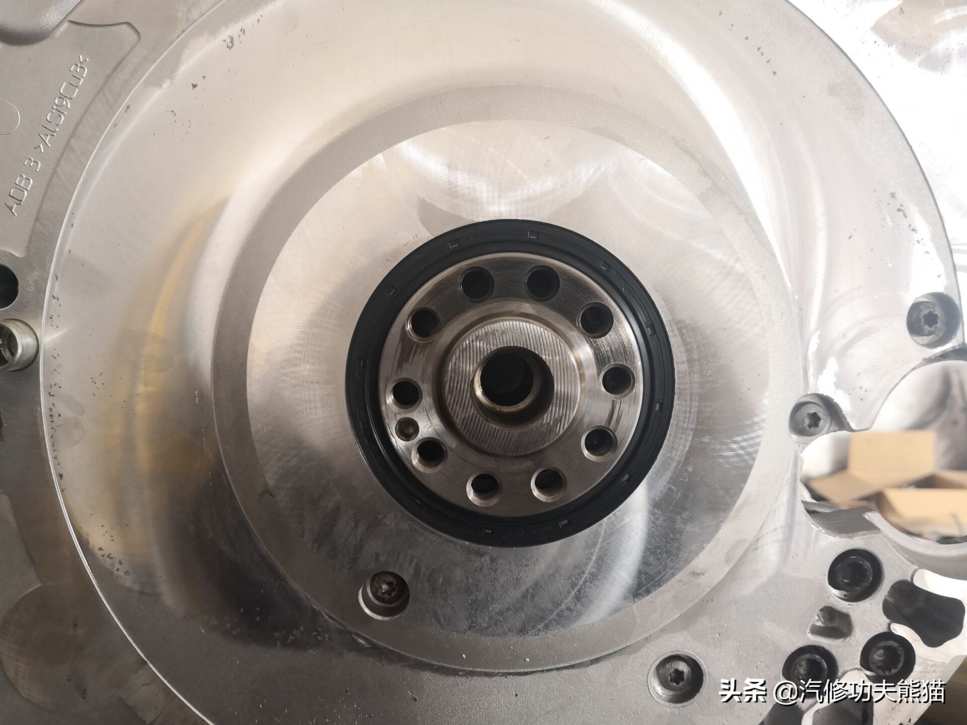 16款奥迪a6l2.5自吸发动机漏油,奥迪a6l2.4免拆烧机油处理靠谱吗