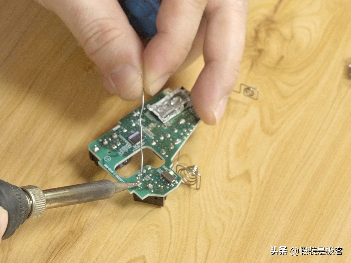 按键精灵鼠标键盘突然不灵了,无线鼠标摔了按键不灵怎么修