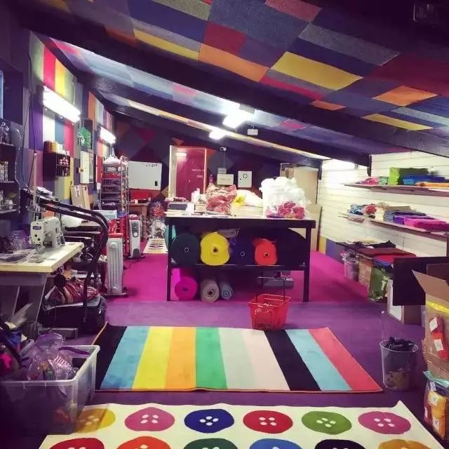 一个95后美女开了一家超市,85后美女开了一家超市