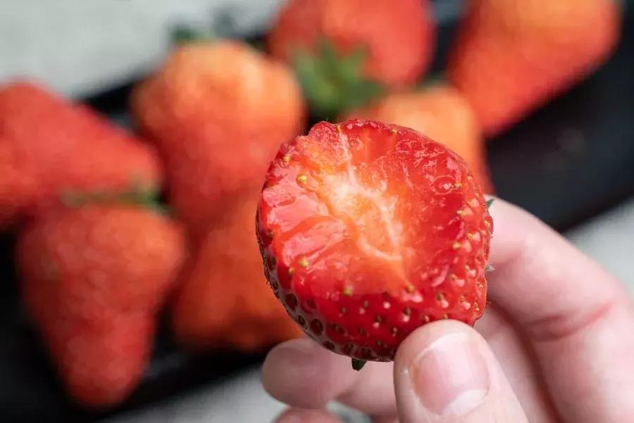 一下子吃了30颗草莓,吃了半斤草莓