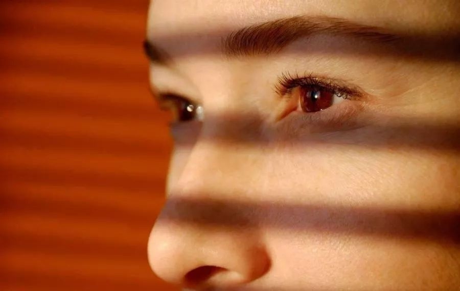 黑眼圈脂肪粒什么原因,眼部有细纹和黑眼圈的最简单方法