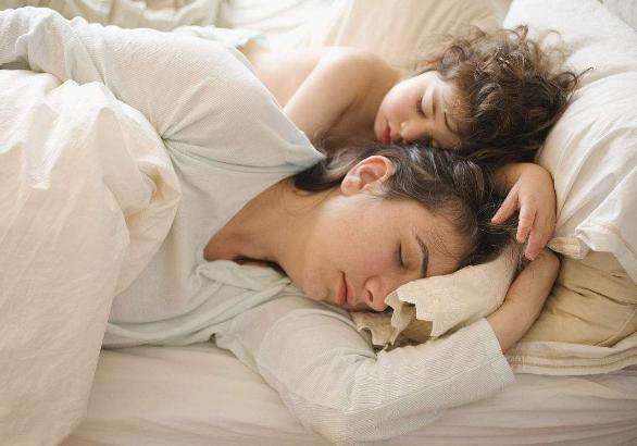 10岁儿子每晚都要摸着妈妈乳房入睡，送医检查后，医生：治不了