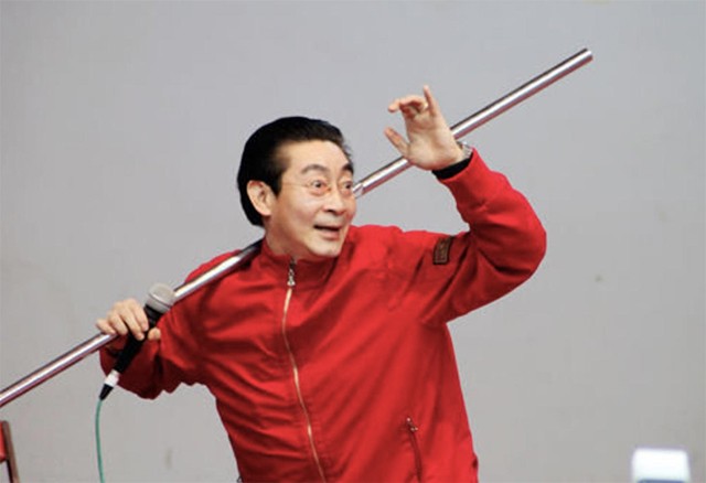 为钱反咬恩师,好友葬礼宣传新剧,六小龄童:完美诠释人如何变猴