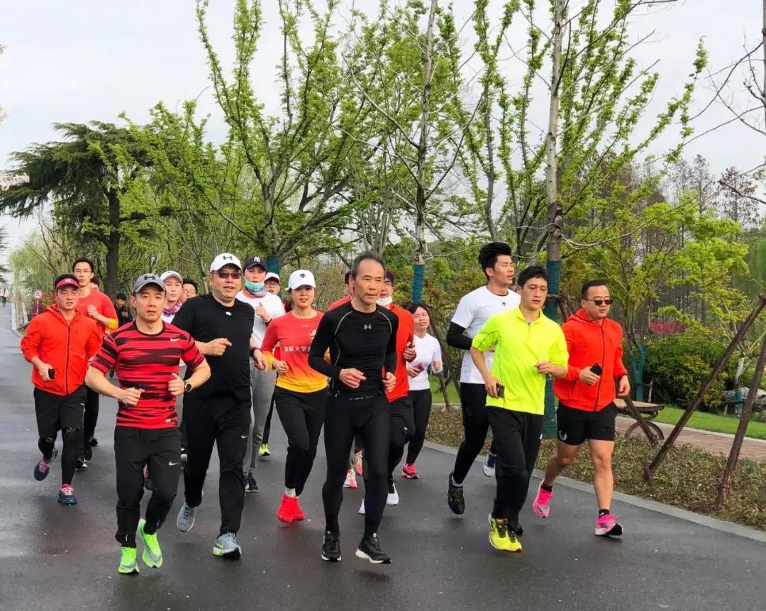 王石说疫情,69岁王石玄武湖晨跑5公里