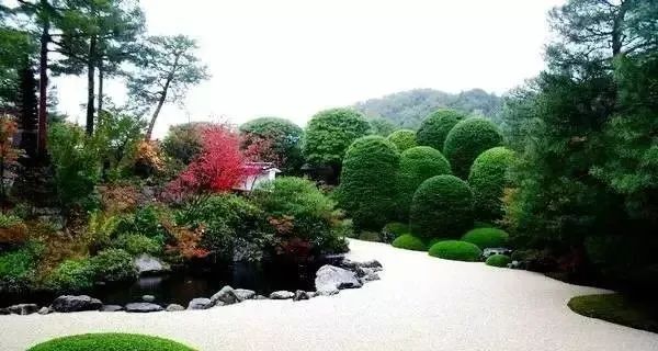 庭院花园石材地板铺设效果,私家庭院最流行的4大铺装方式