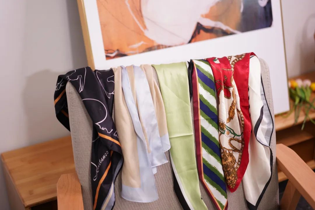 桑蚕丝丝巾春季怎样搭配衣服,春季长丝巾的系法简单又漂亮