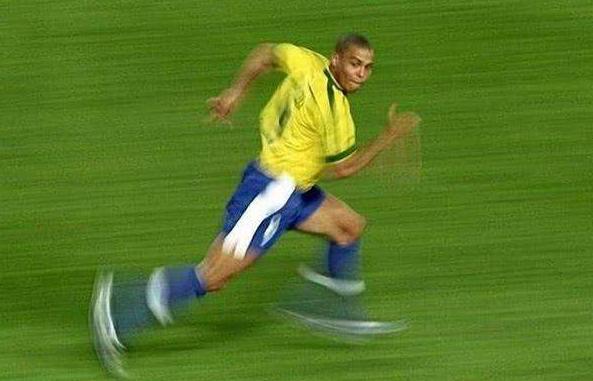 来自贫民窟的天才！球坛退役后体重飞涨达200斤，成商人身价6亿