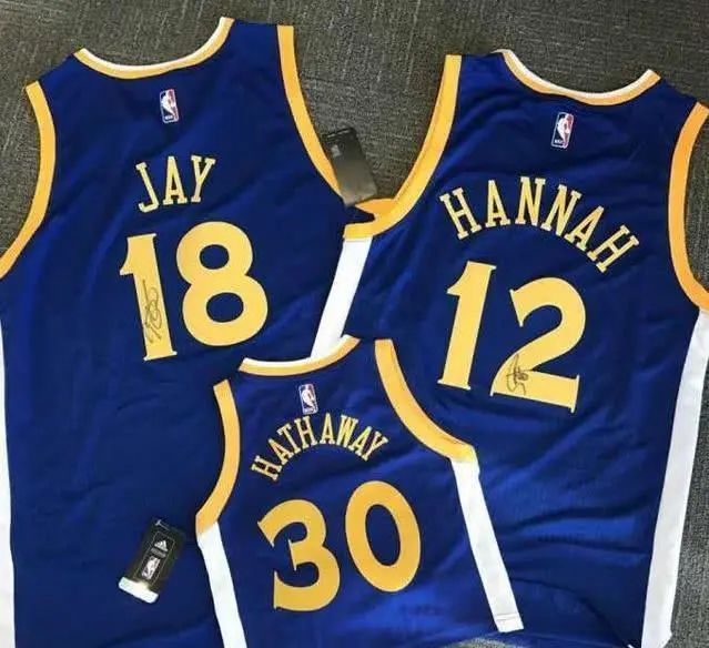 为拿不到偶像签名照而苦恼？看鹿晗、王一博上演教科书式的追星