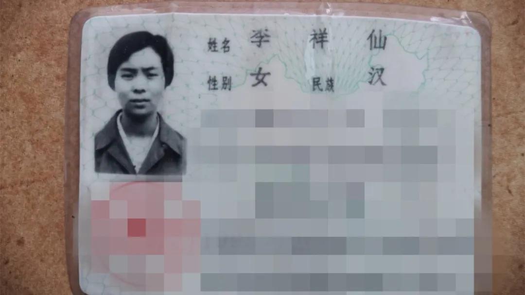 小男孩切东西不小心切到自己的手,儿子切水果时不小心割到手指