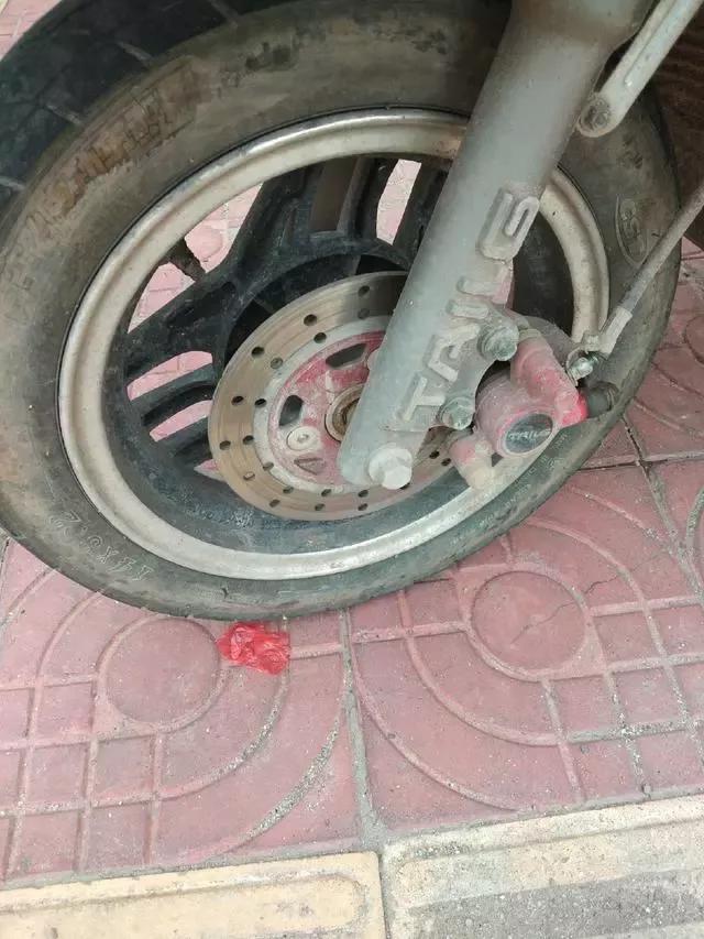 碟刹刹车把很硬还是感觉刹不住车,摩托车碟刹很硬但刹不住怎么回事