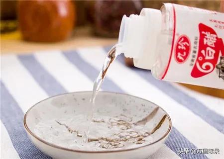 502胶水滴到家具上导致发白！用这3方法清理，完全不会掉漆