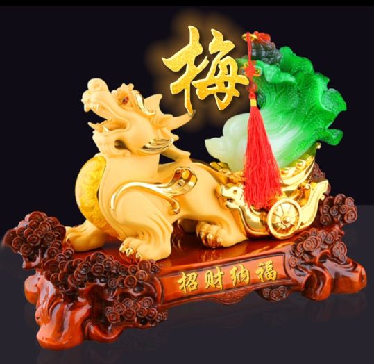 招财辟邪金色貔貅头像,背上有金元宝的貔貅招财纳福