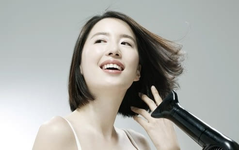 冬天头发干枯毛躁怎么办,一到秋冬头发就干枯毛躁