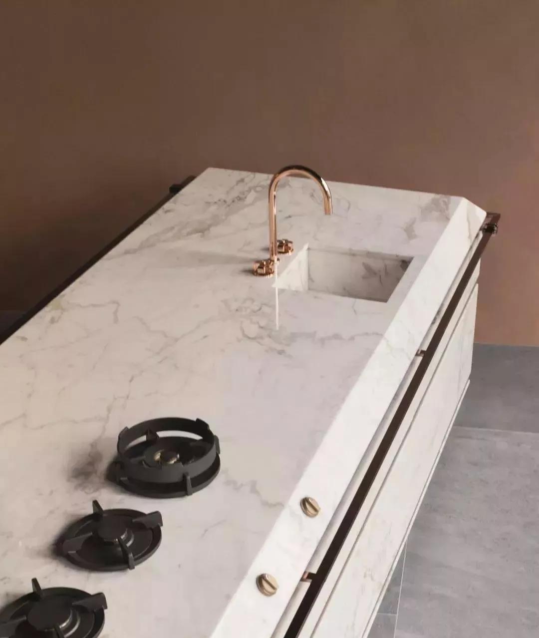 橱柜台面用大理石好还是石英石好,橱柜大理石台面宽度标准