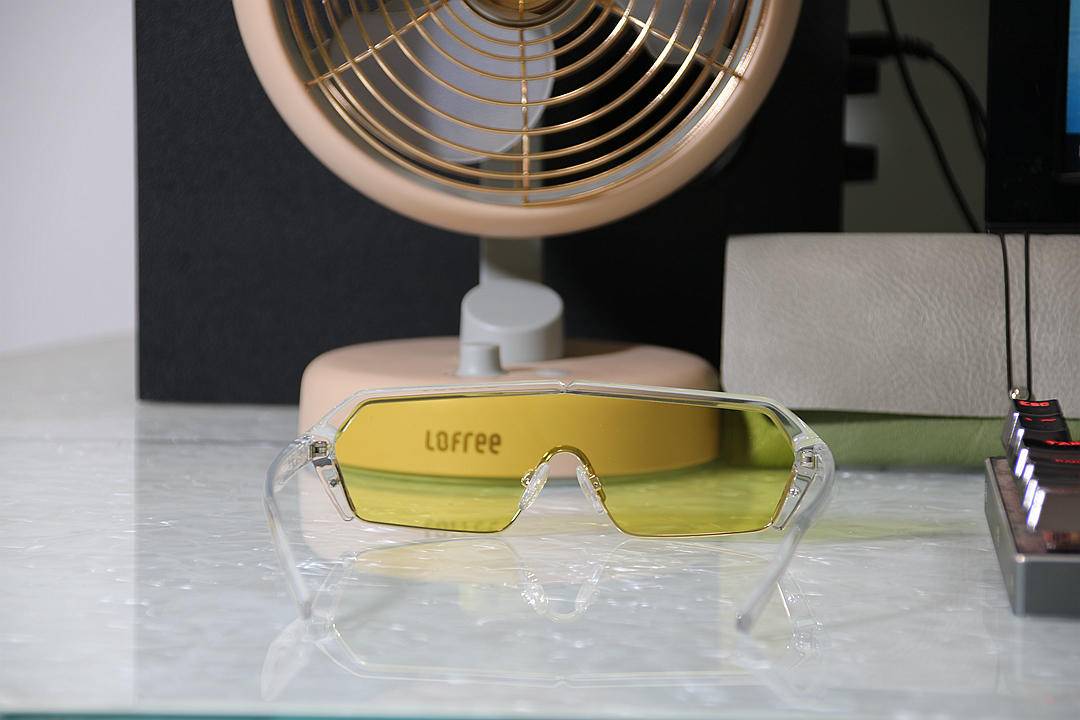 不仅解决开车人士长期困扰，它还能日夜两样感光变色