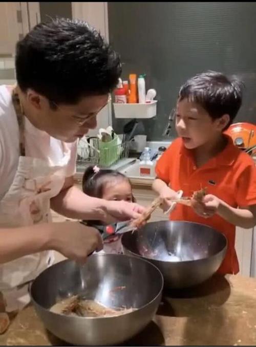 霍启刚1.5亿香港别墅曝光，内景装修太普通，空调发黄也不在意