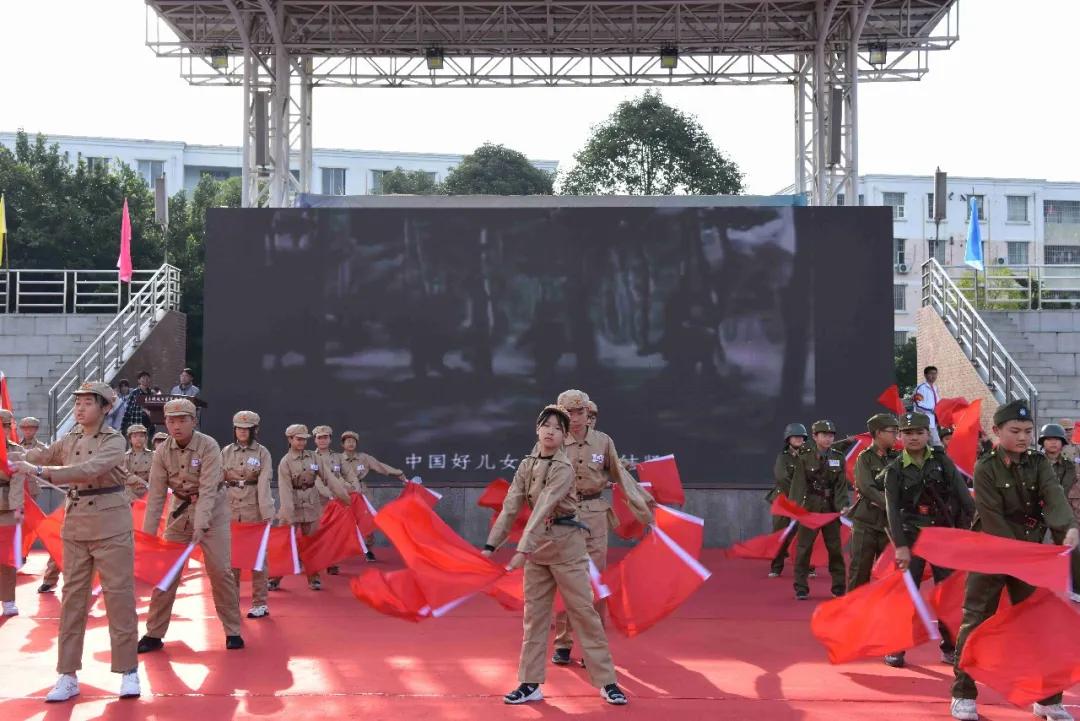 机器人在技能大赛上尬舞,机器人魔性斗舞