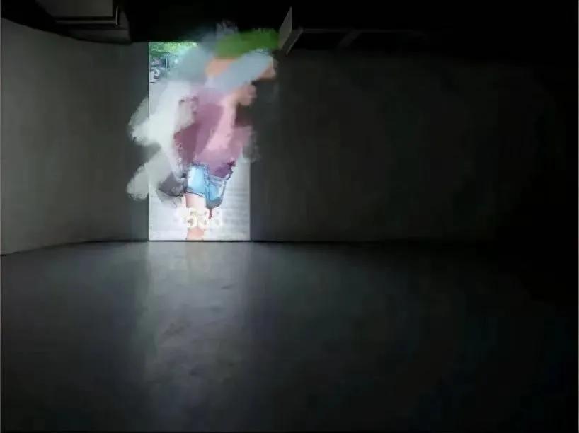 8年间，披着艺术家外衣，他将5000张*拍偷**照做成艺术展