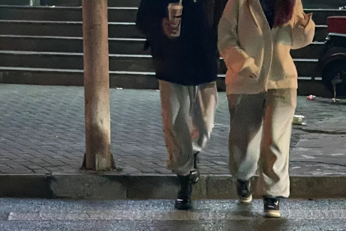 每个人的衣橱里都有一条灰色卫裤,每个人是不是都有一条灰色卫裤