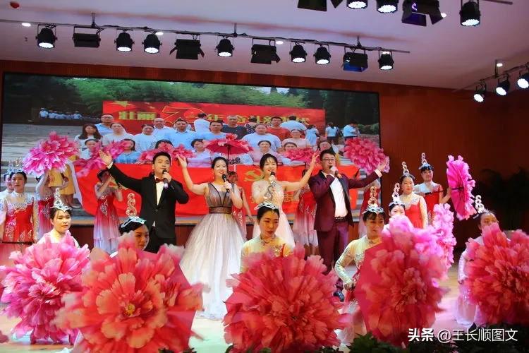 我校举行开学典礼暨教师节表彰会,学校召开教师节庆祝暨表彰大会