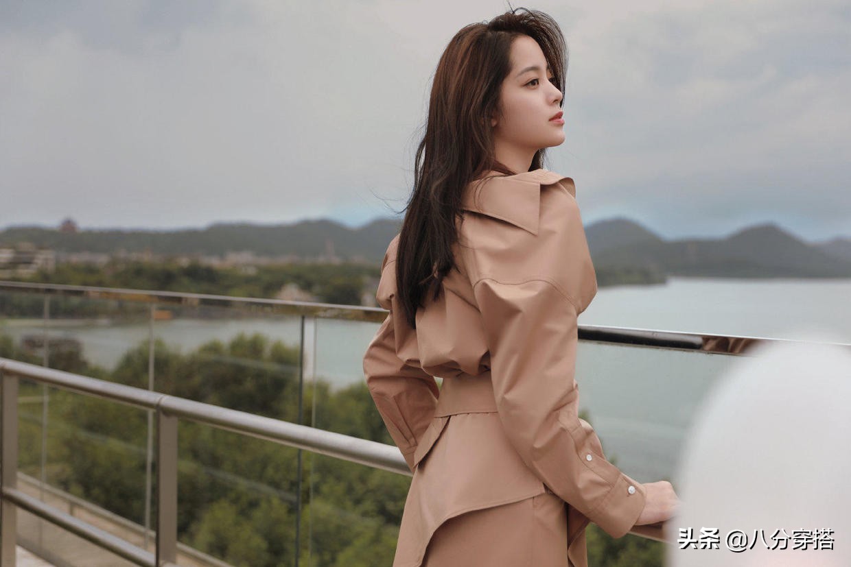 欧阳娜娜年纪虽小,品味却很好,一袭浅棕色衬衫连衣裙飒爽不羁