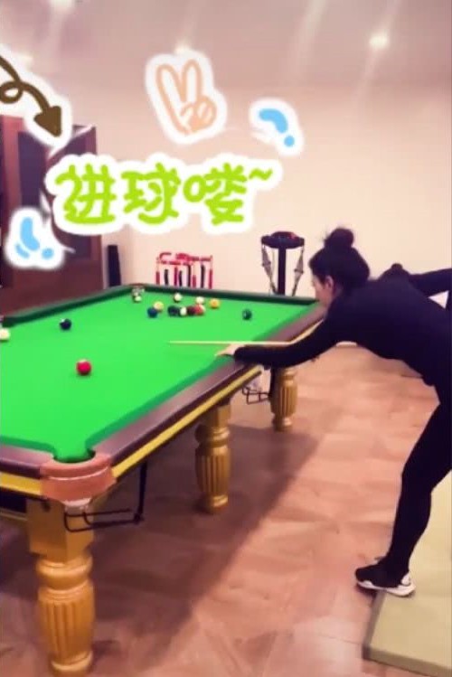 黄奕带女儿游乐场视频,黄奕晒高难度健身美照