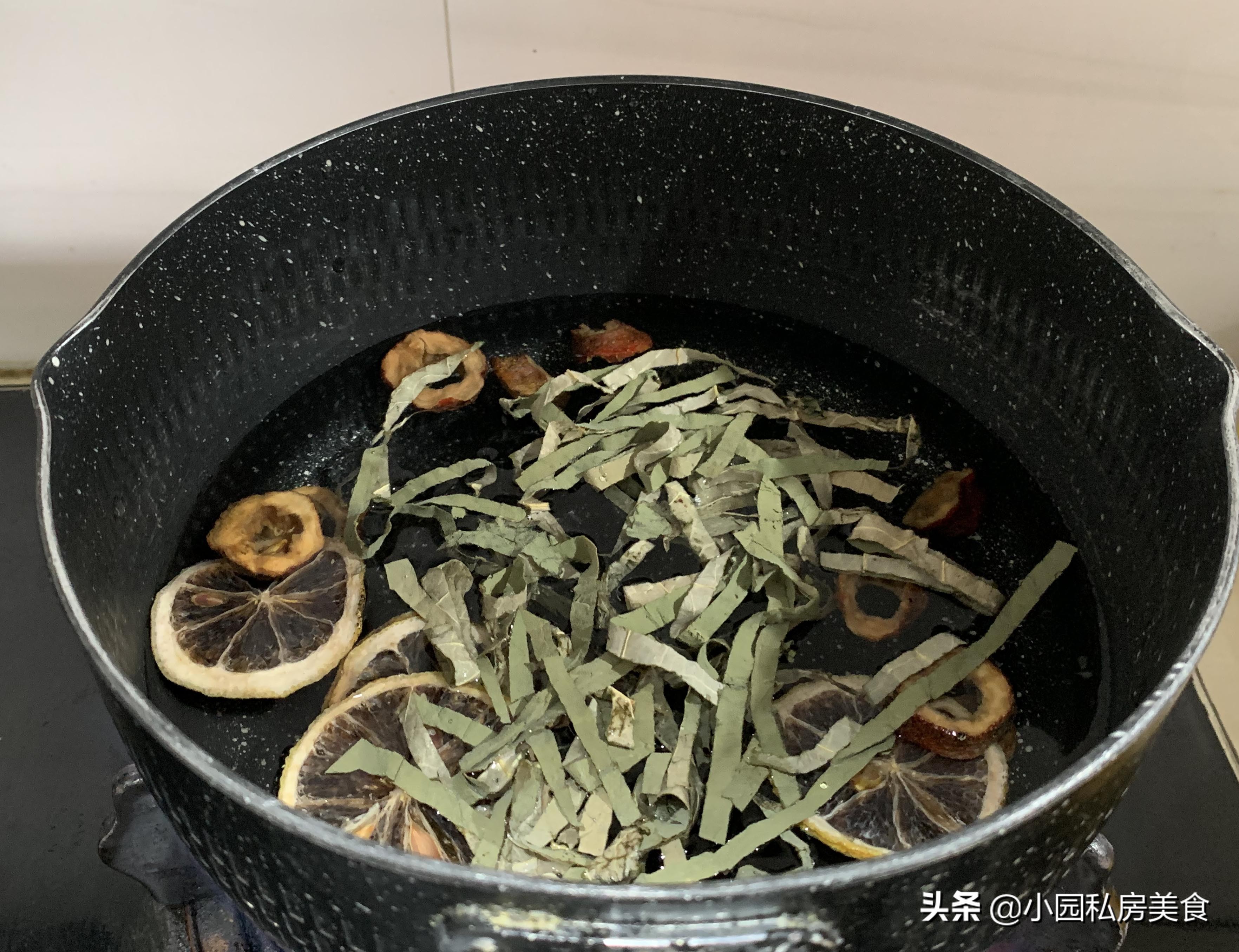 这个季节可以喝荷叶茶,解暑荷叶茶