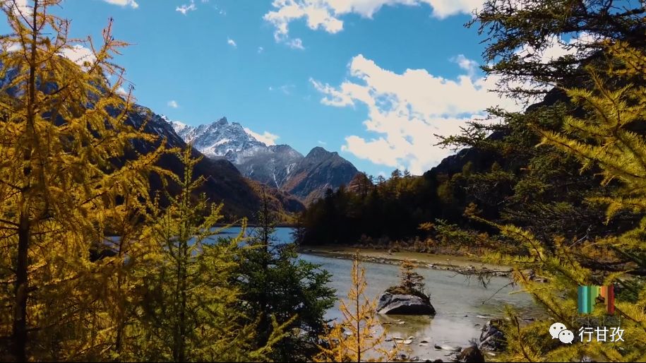 有人说，如果在10月错过了莲花湖，就相当于错过了整个秋天