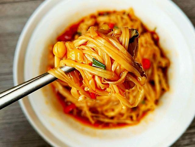 凉拌金针菇的家常做法酸辣美味,香辣金针菇怎么凉拌好吃