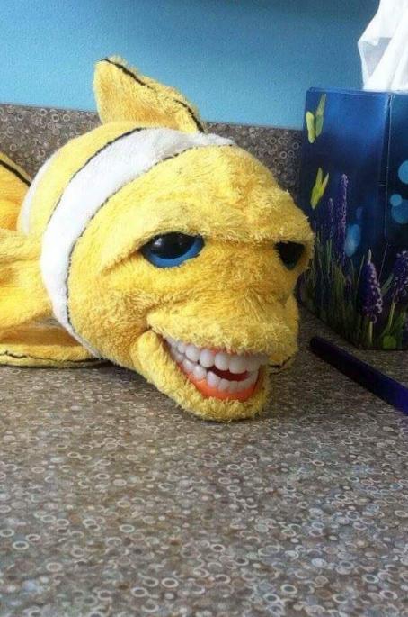 当卡通毛绒装上老人的假牙，画风瞬间变诡异，感觉小熊能吃人