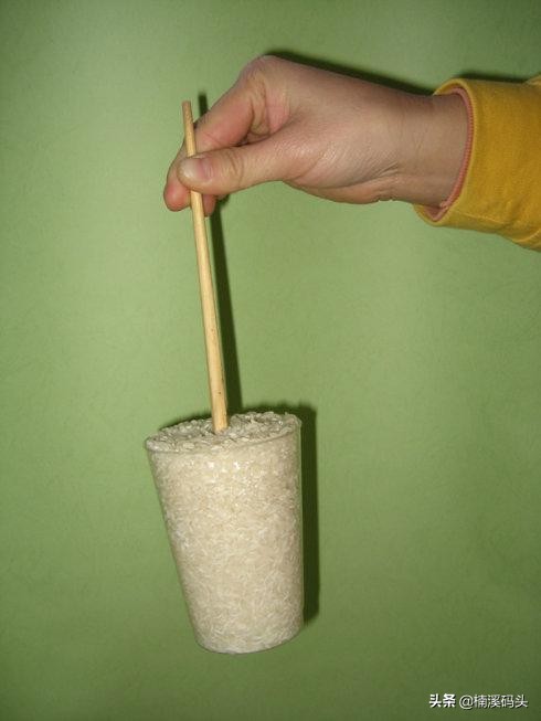 可以跟孩子一起玩的科学小魔术,筷子提米。操作简单,一学就会