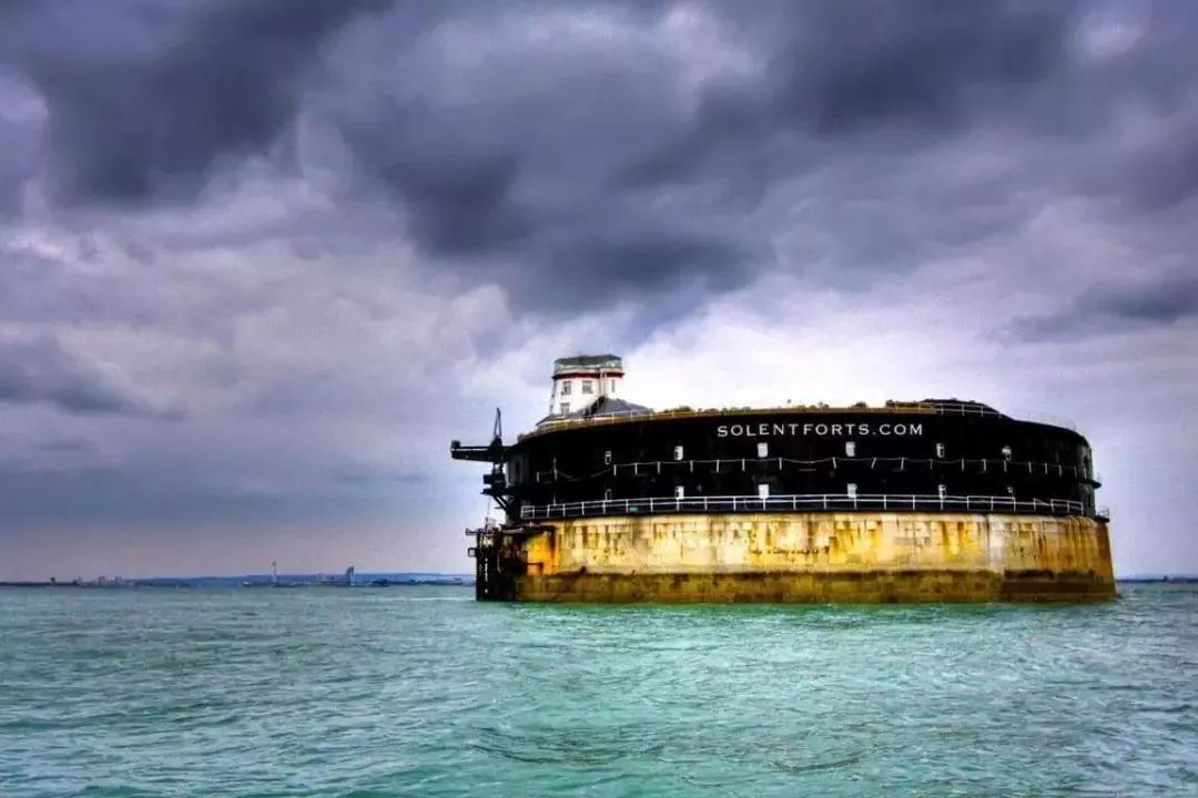 孤独的建筑物,孤独的建筑金湾