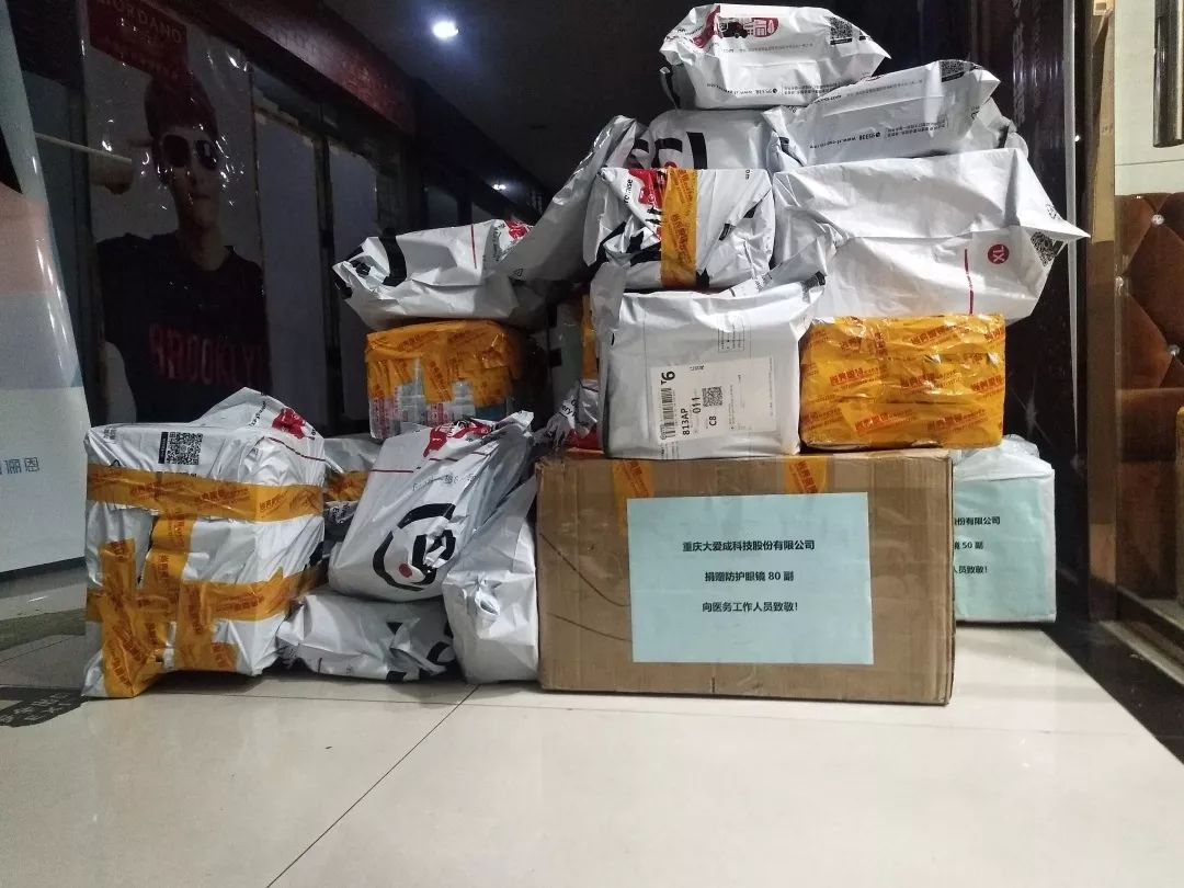 眼镜人在行动|疫情下的「空城」重庆，爱心在蔓延