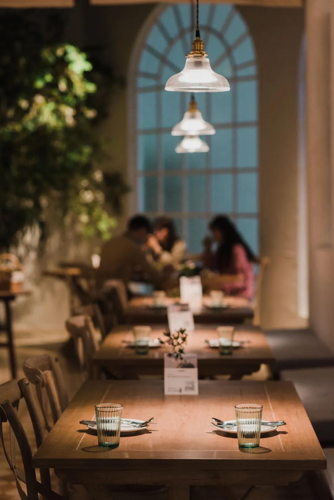 之心城这家餐厅堪称“西餐界CHANEL”,小姐姐们都抢着去