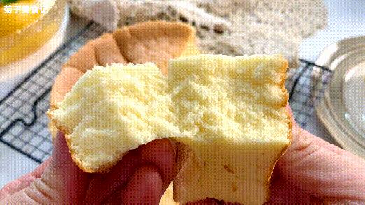 蛋糕烘烤过程中表面开裂原因,古早蛋糕开裂什么原因