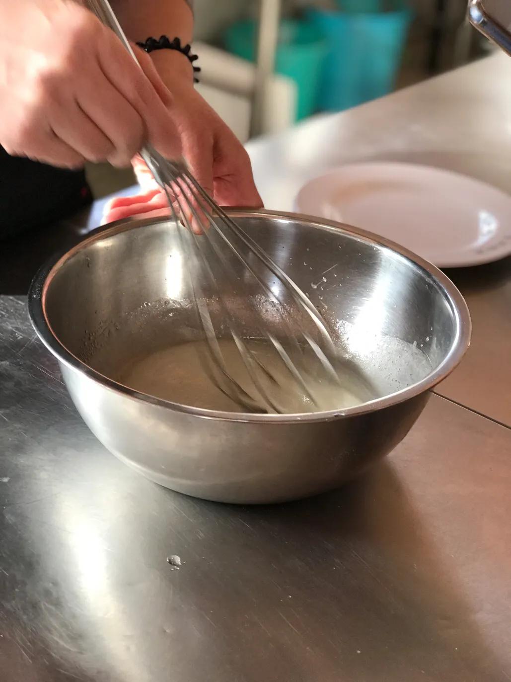 戚风蛋糕卷刷蛋黄再烤做法,草莓抹茶戚风蛋糕卷怎么做