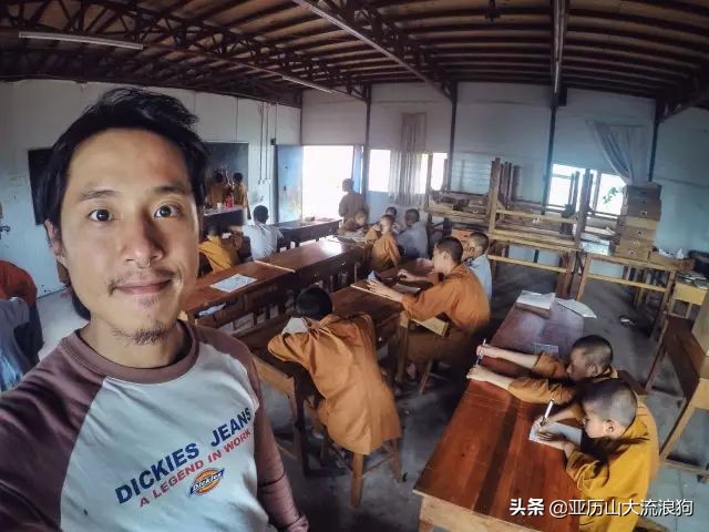 中缅边境的佛寺,旅途中遇到藏区僧人