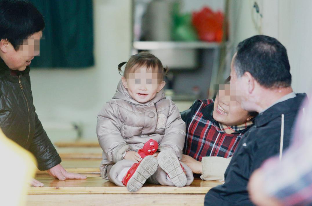 孩子突然不和妈妈亲了,孩子会不会有一个阶段不跟妈妈亲