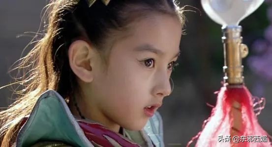 当众踹别人一脚犯法吗,当众踹人违法吗