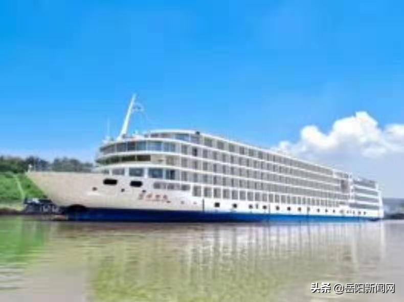 长江游轮世纪荣耀号视频,长江荣耀号游轮穿过长江大桥