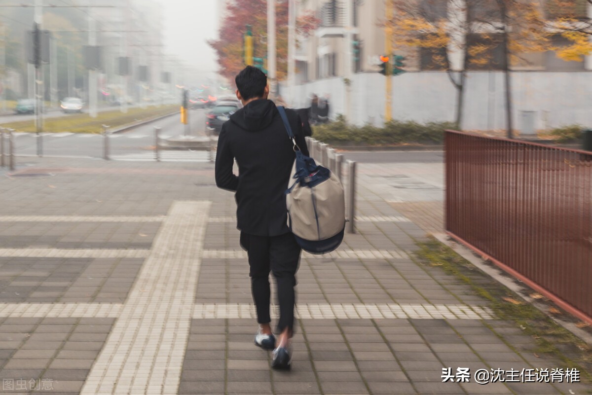 缓解颈肩酸痛简单的动作,一条毛巾改善圆肩驼背动作