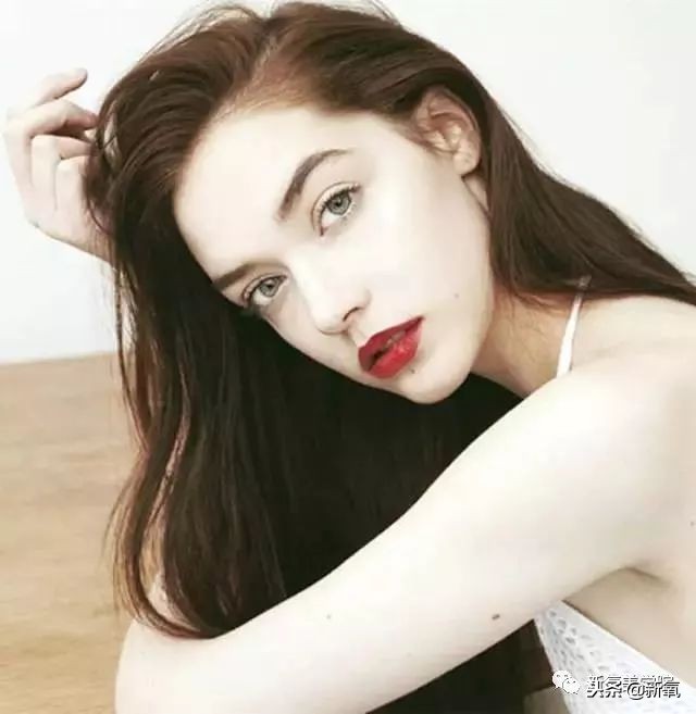 谭松韵蓬松的头,谭松韵摘掉眼镜打扮后惊艳出场