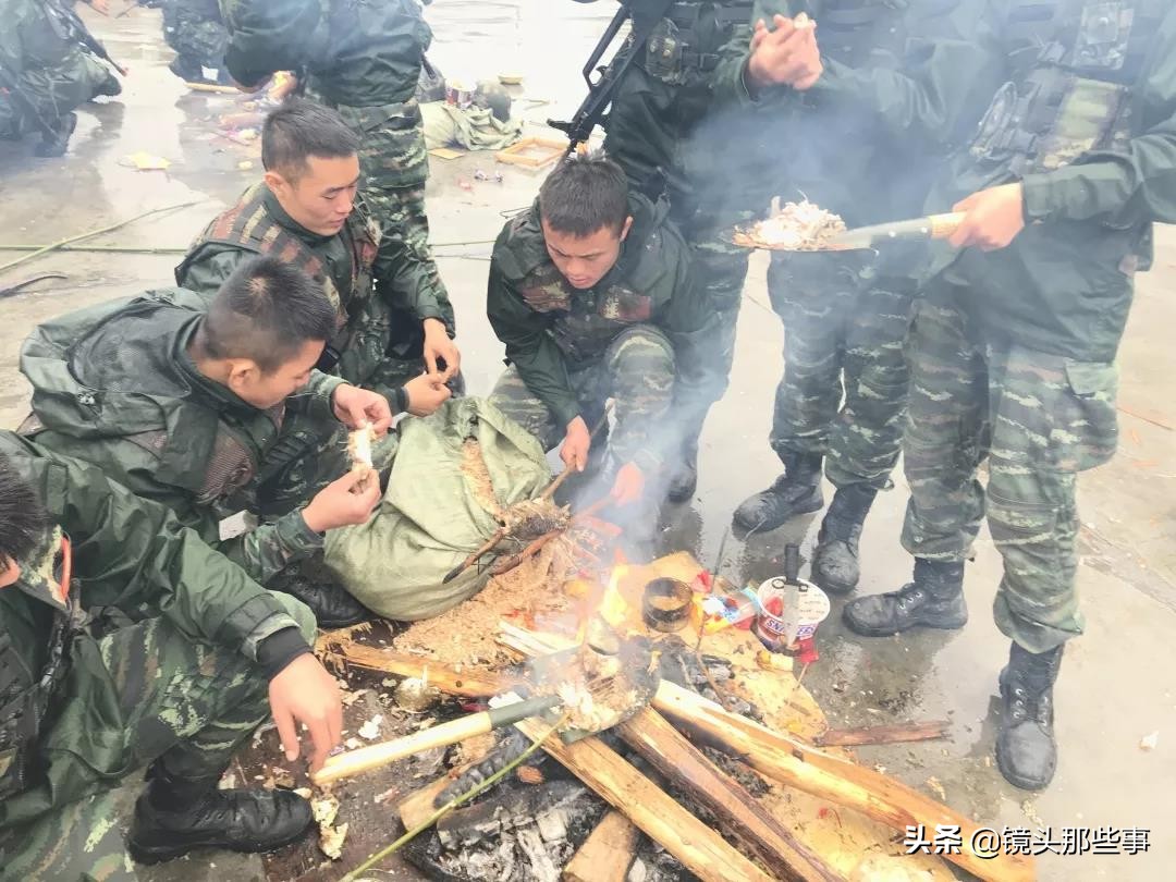 特种兵敬礼动态图,迷彩服军人背面敬礼照片