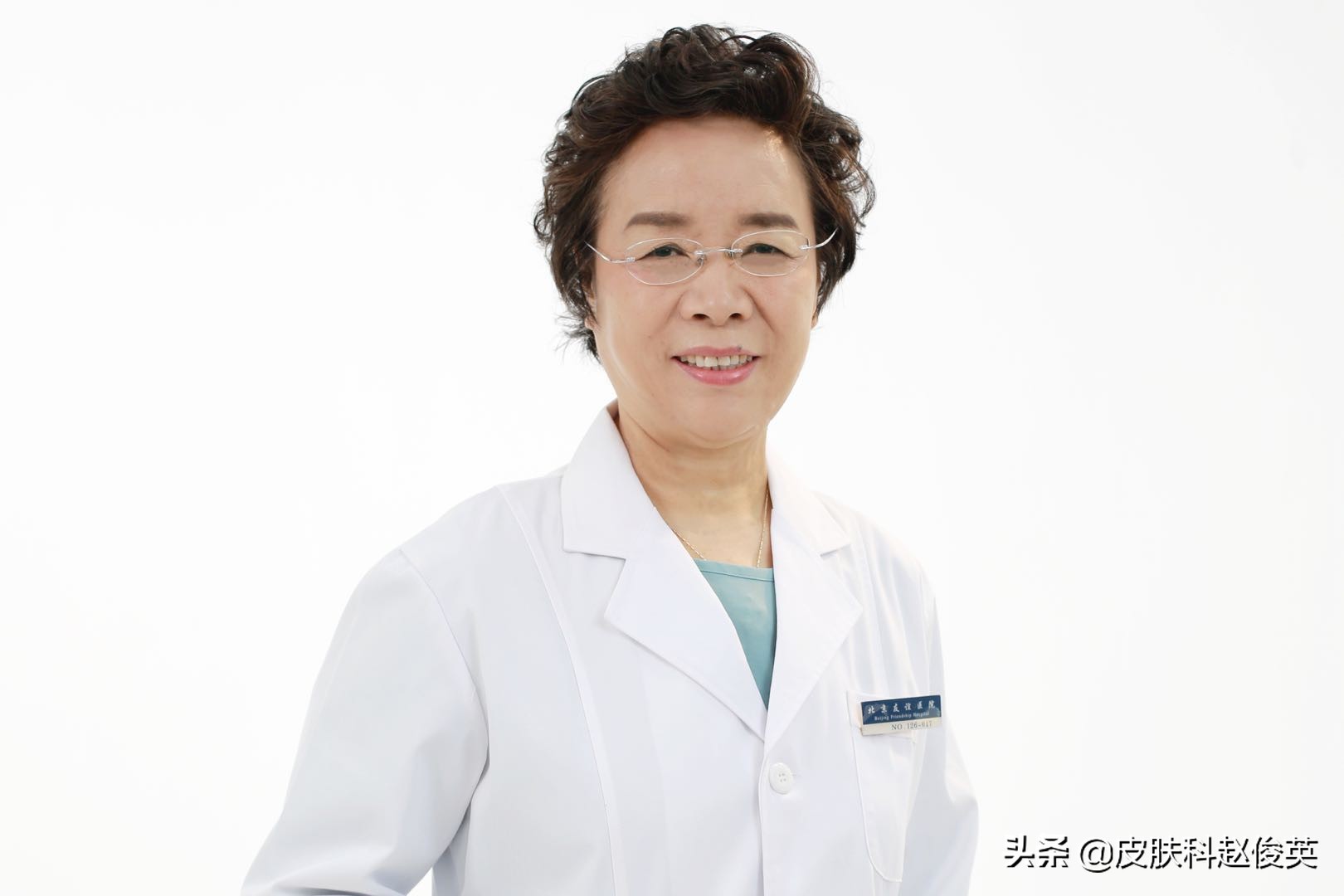 脸上有白色斑块怎么回事吃什么药,医生脸上有斑点