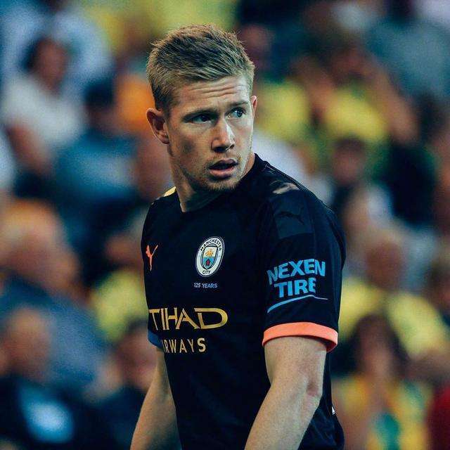 梅西除了踢右边锋还踢什么位置,现役的中场梅西