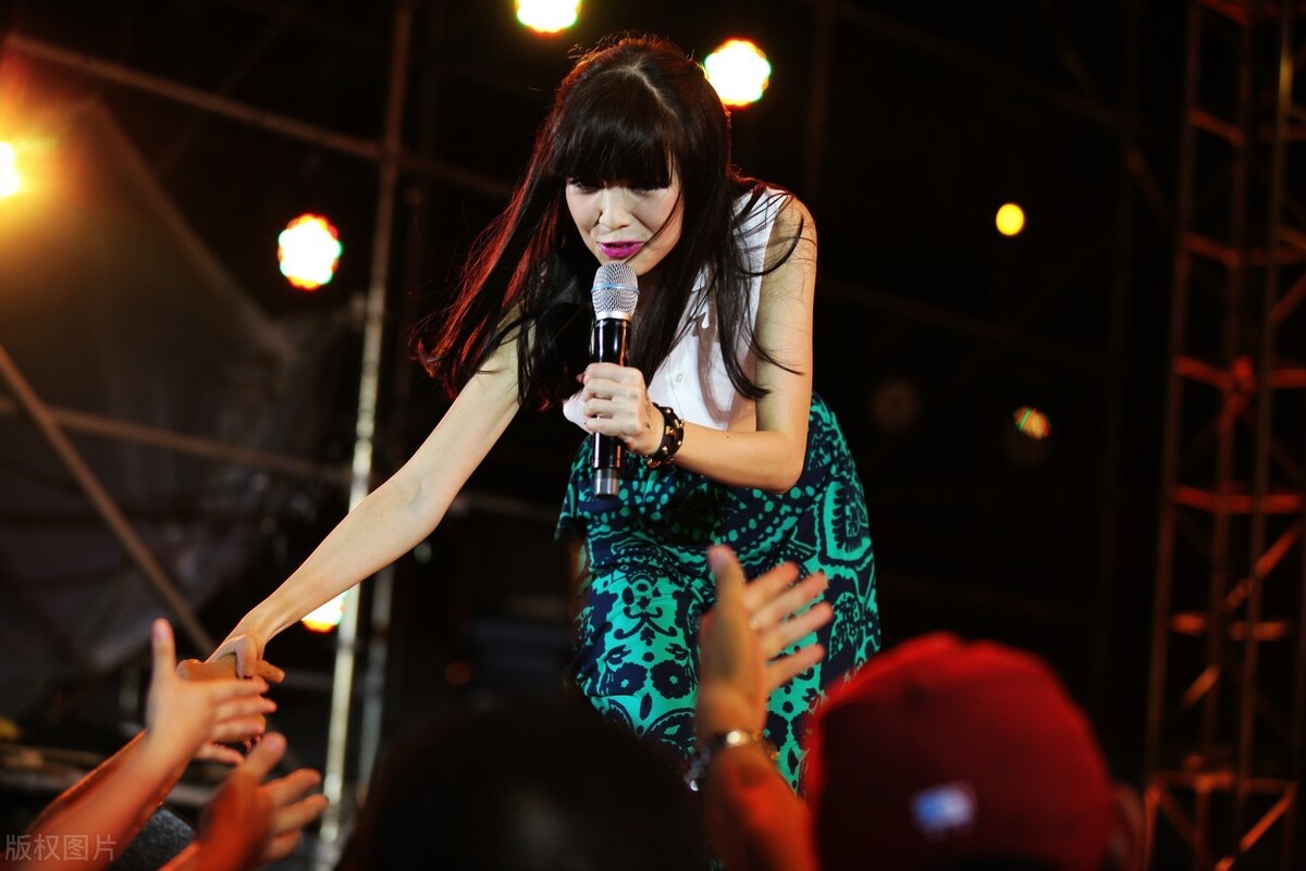 郭美美跟她妈妈照片,郭美美和妈妈一起采访