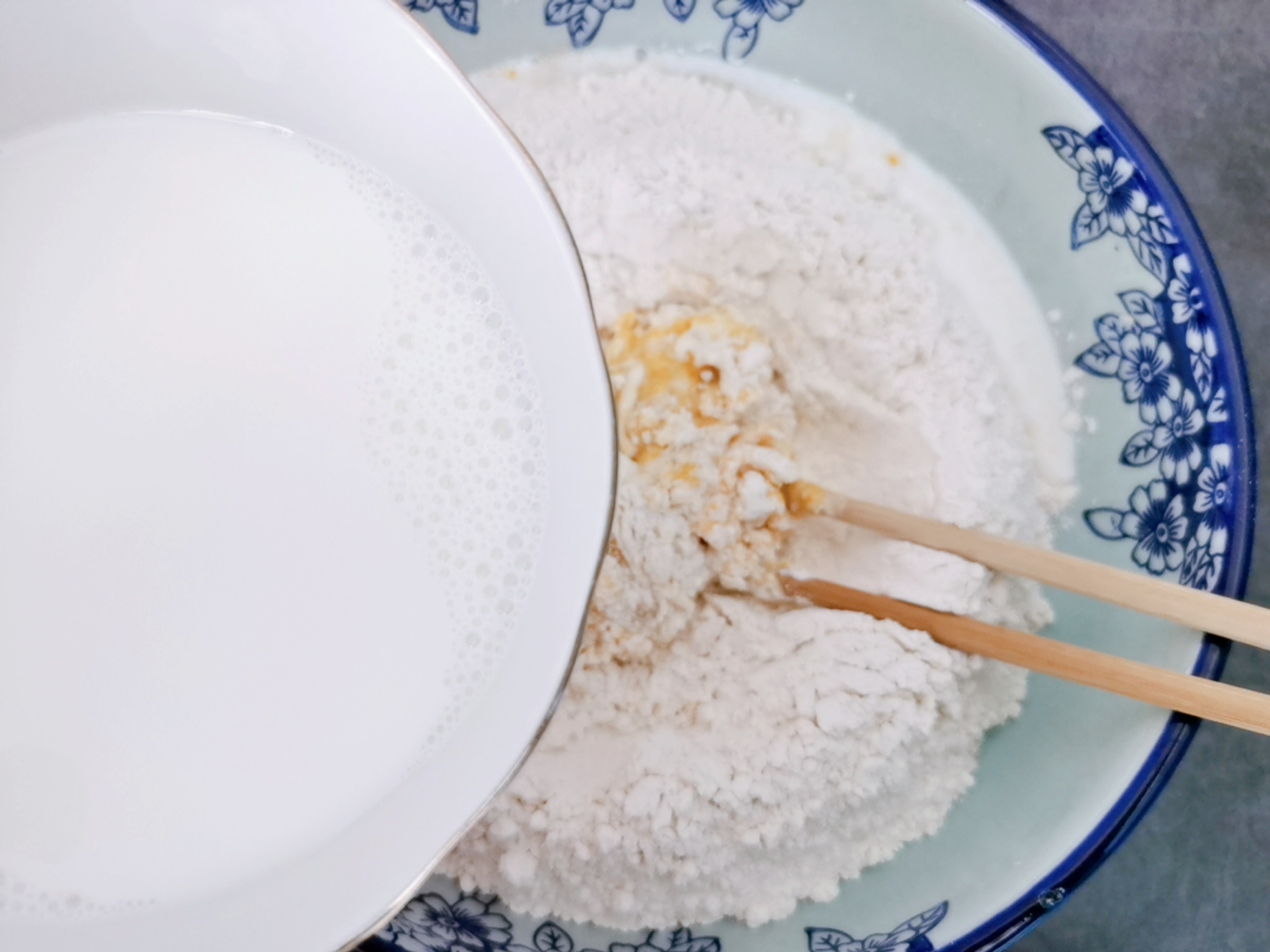 在家炸油条单用酵母和鸡蛋行吗,1斤面2个鸡蛋炸油条的配方