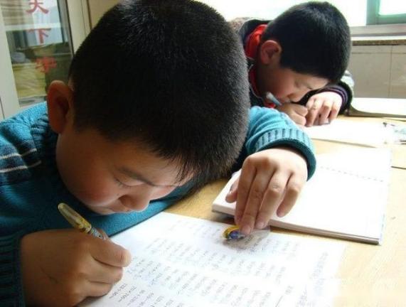 老师罚学生抄一个字100遍,老师罚孩子抄20遍课文