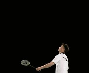 羽毛球反手高远球握拍和发力技巧,羽毛球高远球的打法和技巧