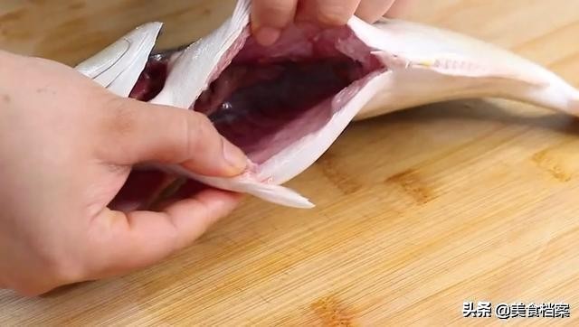 清蒸鲳鱼怎么做法比较好吃,清蒸五彩鲳鱼的做法和步骤